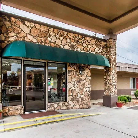Econo Lodge University