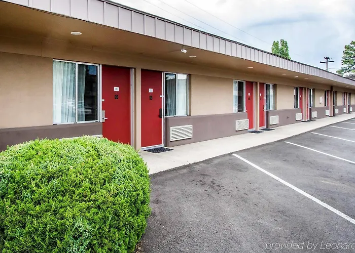 Econo Motel 2*